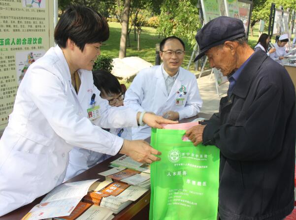 濟(jì)寧市中醫(yī)院閃耀“中國(guó)健康行” 專(zhuān)業(yè)義診與營(yíng)養(yǎng)咨詢(xún)贏得群眾贊譽(yù)